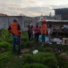 Las afectadas contemplan lo que quedó de su vivienda.