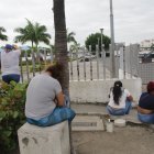 Familiares de Alexander León Vélez llegaron a la morgue para retirar su cuerpo.