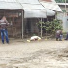 El cadáver quedó tendido fuera de una tienda.