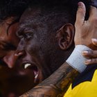 Gonzalo Mastriani celebrando a lo grande con Erick Castillo el primer gol de Barcelona ante Universitario.