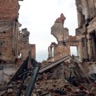 En la imagen de archivo, un edificio de la localidad de Semiónovka, provincia de Donetsk, destruido por la guerra en el Donbás.