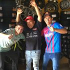 Wilson Llivisupa celebra el premio con sus panas Juan y Kevin.