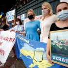 Un grupo de ucranianos participan en una protesta contra la invasión rusa a su país, frente a la embajada de Rusia en Sao Paulo, hoy jueves 24 de febrero. EFE/FERNANDO BIZERRA JR