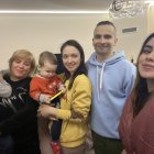 La periodista Sol Malacuso se hizo un autorretrato junto a la familia ucraniana que le ha dado refugio.