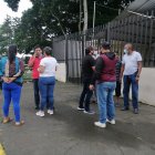 Familiares de la víctima se apostaron fuera de la morgue para conocer de la suerte que corrió el docente.