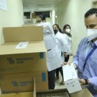 La ministra de Salud recorrió el hospital de niños en Guayaquil, afectado por la compra de fármacos por caducar.