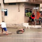 El menor de edad tomó dos piedras y se las arrojó a su vecino. Una le cayó por las piernas.