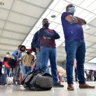 Varias personas hacían fila esperando conseguir un boleto.