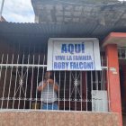 Habitantes del inmueble decidieron colgar un cartel indicando sus apellidos.