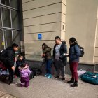 Los compatriotas se las ingenian para conseguir comida en la frontera.