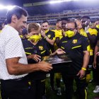 Barcelona le entregó una placa de reconocimiento al técnico Fabián Bustos en su despedida.