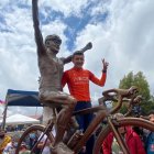Richard Carapaz develó la estatua que es un homenaje de parte de la alcaldía de Tulcán.