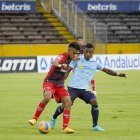 El volante William Cevallos (d) marcó el gol del Trencito en el empate ante Guayaquil City.