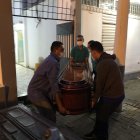 Los cuerpos quedaron en la sala e ingreso al comedor del inmueble.