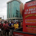 Cientos de fieles lectores de EXTRA se acercaron a la camioneta de la suerte para jugar.