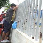 Familiares de las víctimas llegaron al Laboratorio de Criminalística, estaban consternados.