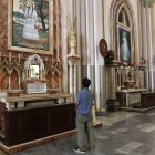 En silencio, ante las distintas representaciones, los creyentes manifiestan sus anhelos personales. El clamor colectivo también va por el lado de la seguridad y que acabe la violencia.