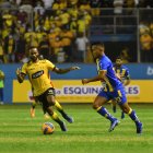 El mediocampista de Barcelona sufrió un fuerte golpe en la tibia.