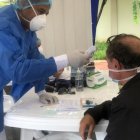 Un hombre es chequeado