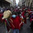Cientos de personas fueron registrados el pasado sábado, durante el paso de las comparsas en el Carnaval de Riobamba.