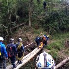 Momentos en que las unidades de rescate llegaron al sitio para sacar el cuerpo.