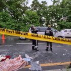 Sobre la calzada de la carretera fueron colocados los cadáveres de los viajeros. El sitio fue acordonado por las autoridades viales.