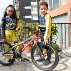 Antonella Puyo y Massimiliano Graziani disfrutan de la velocidad y de los saltos en las competencias de BMX.
