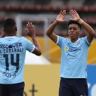 Carabalí festejando con Santiago Zamora el primer gol de Católica.