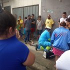 Paramédicos llegaron en una ambulancia para asistir a la víctima.