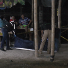 El cadáver fue retirado del sitio donde se juega naipe para llevarlo a la  morgue, donde le realizarían la autopsia.