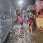 Luis Cantos mira con pesar cómo quedó inundada toda su casa, después del aguacero.