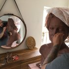 Miguel explica cómo se debe ir modelando la imagen de la persona en la escultura.