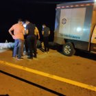 Personal de Criminalistica haciendo su trabajo luego de la balacera que dejó a un hombre muerto.