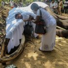 Una mujer expresa su pesar por la muerte de Nadungamuwa Raja.
