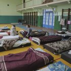 Lviv (Ukraine), 07/03/2022.- personas internadas en un hospital improvisado en un gimnasio, al oeste de Ucrania.