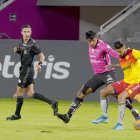 El arbitraje de Marlon Vera (i) fue criticado por parte de rayados y orientales. En el juego se registraron varias jugadas polémicas.