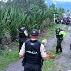 Varios agentes revisaron el sitio donde hallaron el cuerpo de Miriam Achina.