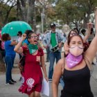 Mujeres participan hoy en una manifestación por el Día Internacional de la Mujer, en Caracas (Venezuela). EFE/ Rayner Peña R