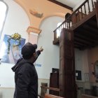 Uno de los  trabajadores del templo muestra la ventana por la que entraron los ladrones.