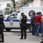 Policías llegaron al sitio para retirar el cadáver de la vivienda donde ocurrió la pelea mortal.
