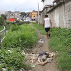 Quienes habitan cerca de un canal de agua, por el conocido Barrio Chino, piden que se haga limpieza.