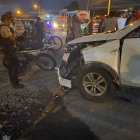 El auto involucrado en el choque quedó destruido en su parte delantera.