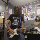 Vladimir es un amante del rock clásico y de la música nacional, pero quiere grabar con artistas chicheros.