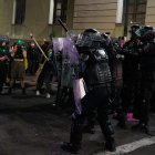 La policía les lanzó agua y gas pimienta.