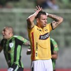 El delantero de Barcelona, Carlos Garcés, falló un penal a los 92 minutos, en el duelo ante el América Mineiro.