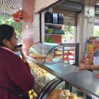 Abigail Obando se acerca a una panadería a comprar el alimento de trigo y mantequilla.