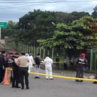 Agentes policiales realizan esta mañana las pericias para determinar las causas y responsables de este doble crimen.