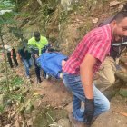 Rescatistas sacan los cuerpos de las víctimas.