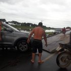 Un vehículo fue sacado por una grúa.