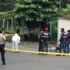 Los cuerpos del hombre y la mujer quedaron sobre la calzada con heridas del paso de proyectil impulsado por un arma de fuego.